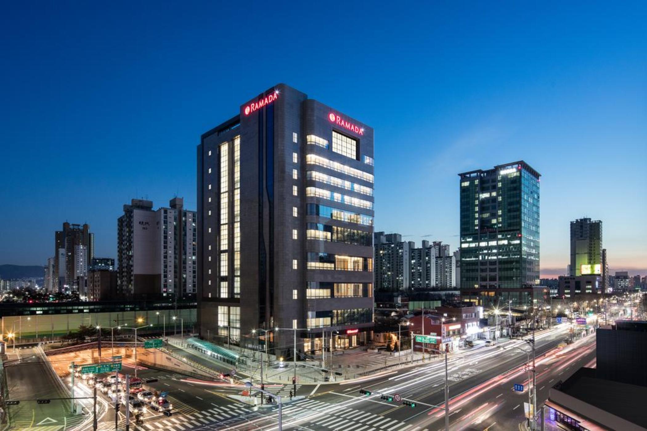 Готель Ramada By Wyndham Seoul Sindorim Екстер'єр фото